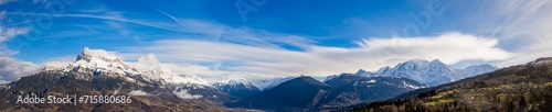 Panorama sur les montagnes enneigées des Alpes Mont-Blanc  © Gerald Villena