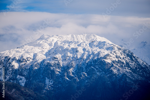 Vue sur les montagnes enneigées des Alpes Mont-Blanc 