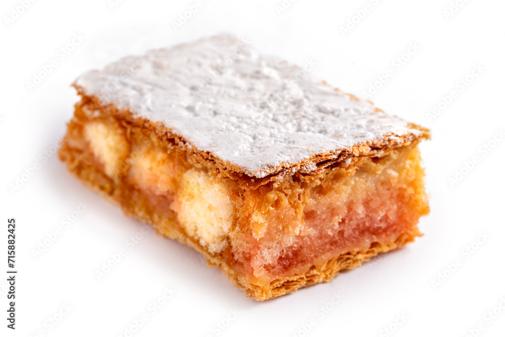 Fetta di torta diplomatica, tradizionale dolce della pasticceria italiana a base di pan di spagna e crema, cibo europeo Fetta di torta diplomatica, tradizionale dolce della pasticceria italiana a base di pan di spagna e crema, cibo europeo