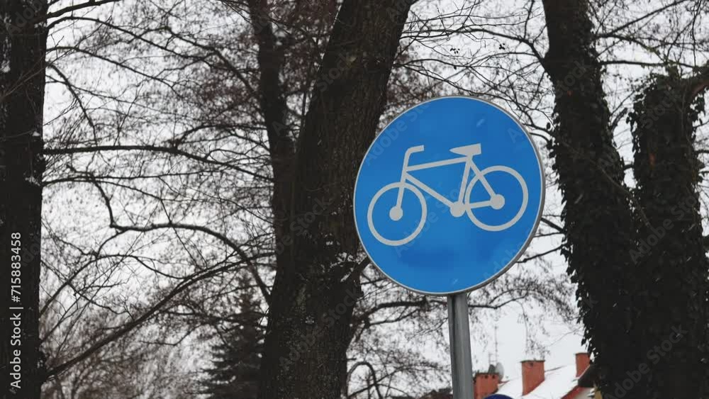 Vidéo Stock A round road sign depicting a white bicycle on urban