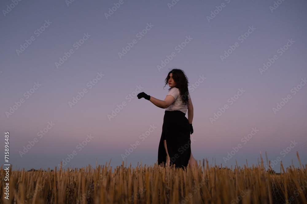 Mujer estilo gótica posando en el campo Mujer estilo gótica posando en el campo