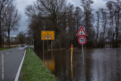 Überschwemmte Straße bei Neuenhaus, Niedersachsen - Hochwasser Dezember 2023