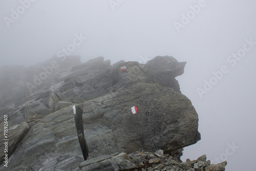 Alpiner Wanderweg bei Nebel - Hinterer Daunkopf, Stubaier Alpen