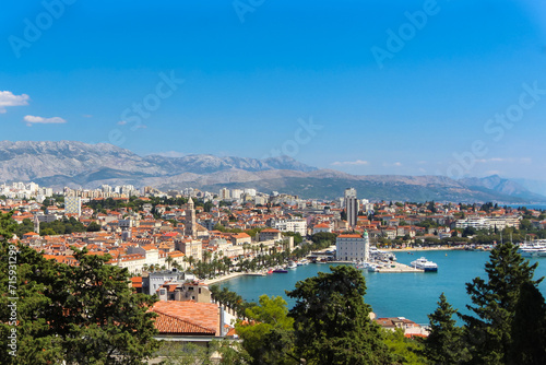 Tableau sur toile Splendid Heights: Architectural Wonders, Mountain Views, and Aerial Beauty in Sp