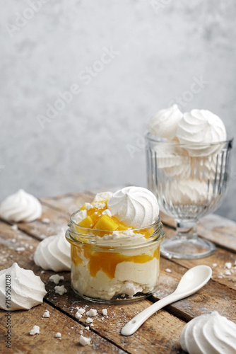 Deser eton mess z mango w pucharku  photo