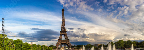 Panorama of Eiffel Tower in Paris during sunset, France © Sergii Figurnyi