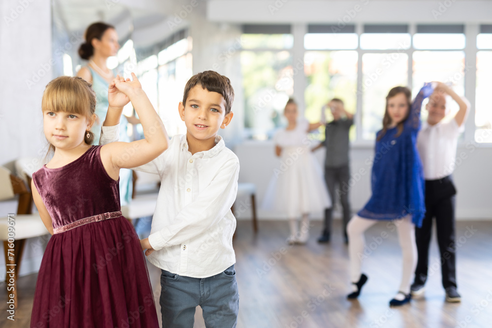Obraz premium Children dance in pairs at a festive matinee