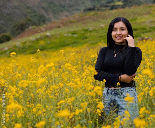 Entre Flores amarillas un chica atractiva ,La Esencia Radiante de una Vida Saludable,aire libre,estilo devida,camiseta negra photo