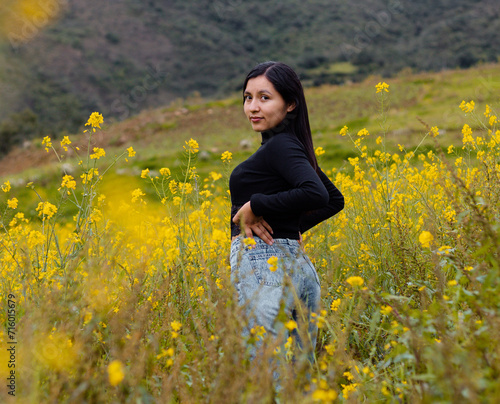 Entre Flores amarillas un chica atractiva ,La Esencia Radiante de una Vida Saludable,aire libre,estilo devida,camiseta negra photo