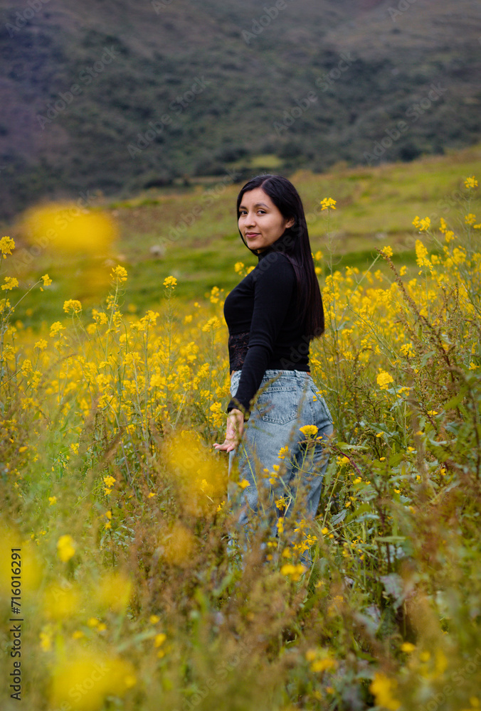 Entre Flores amarillas un chica atractiva ,La Esencia Radiante de una Vida Saludable,aire libre,estilo devida,camiseta negra Entre Flores amarillas un chica atractiva ,La Esencia Radiante de una Vida Saludable,aire libre,estilo devida,camiseta negra