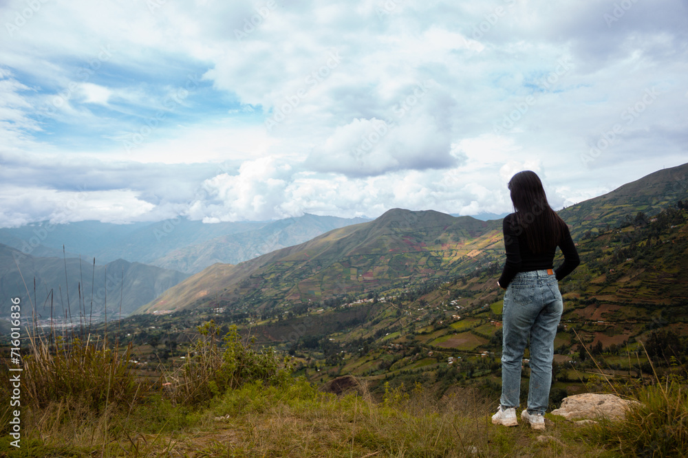 el turismo y el concepto amor de viaje.modo de vida saludable,turista de pie en montaña libertad,