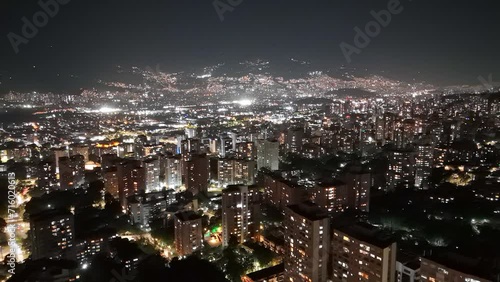 Wallpaper Mural Video aéreo nocturno por la Ciudad de Medellín Torontodigital.ca