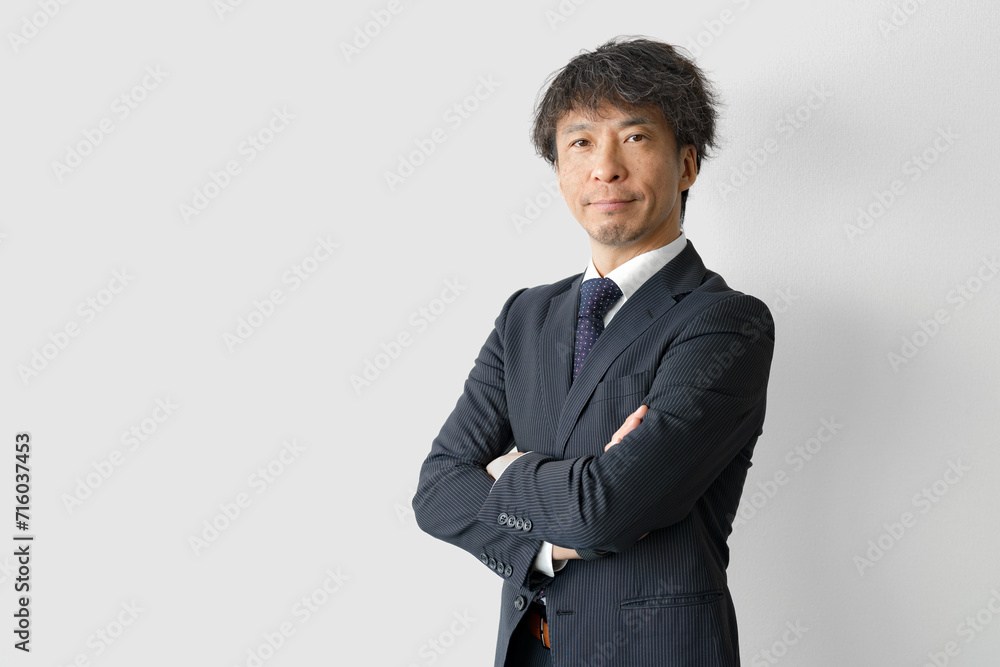 腕組みする風格ある男性 腕組みする風格ある男性
