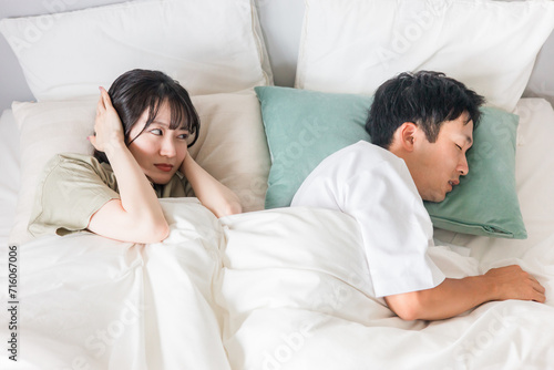 ベッドで夫のいびき・寝言で睡眠不足の妻（不眠・うるさい・ストレス・安眠妨害）

