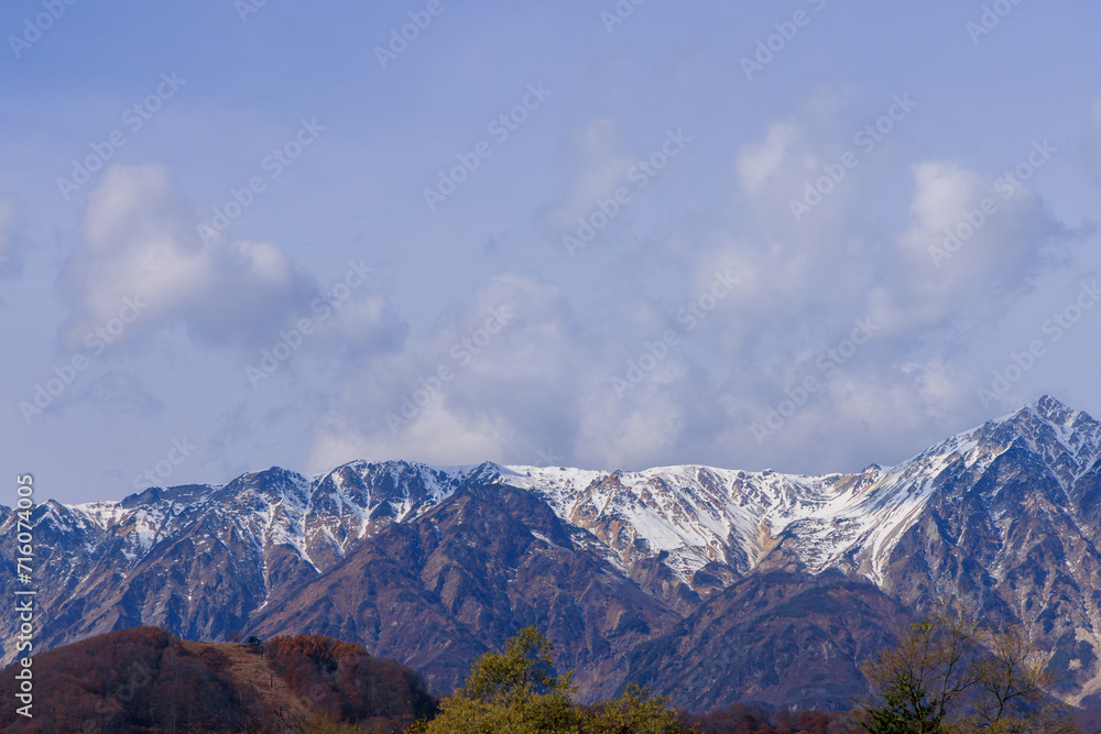 冠雪した白馬の秋の山々