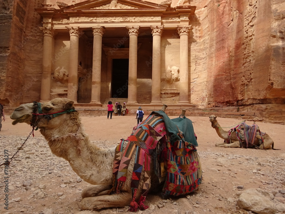 ペトラ遺跡・エドディル ヨルダン・ワディムーサ Photos Adobe Stock