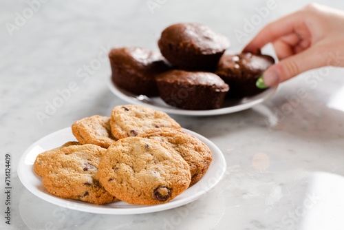 Green fingernails tryna steal a brownie!