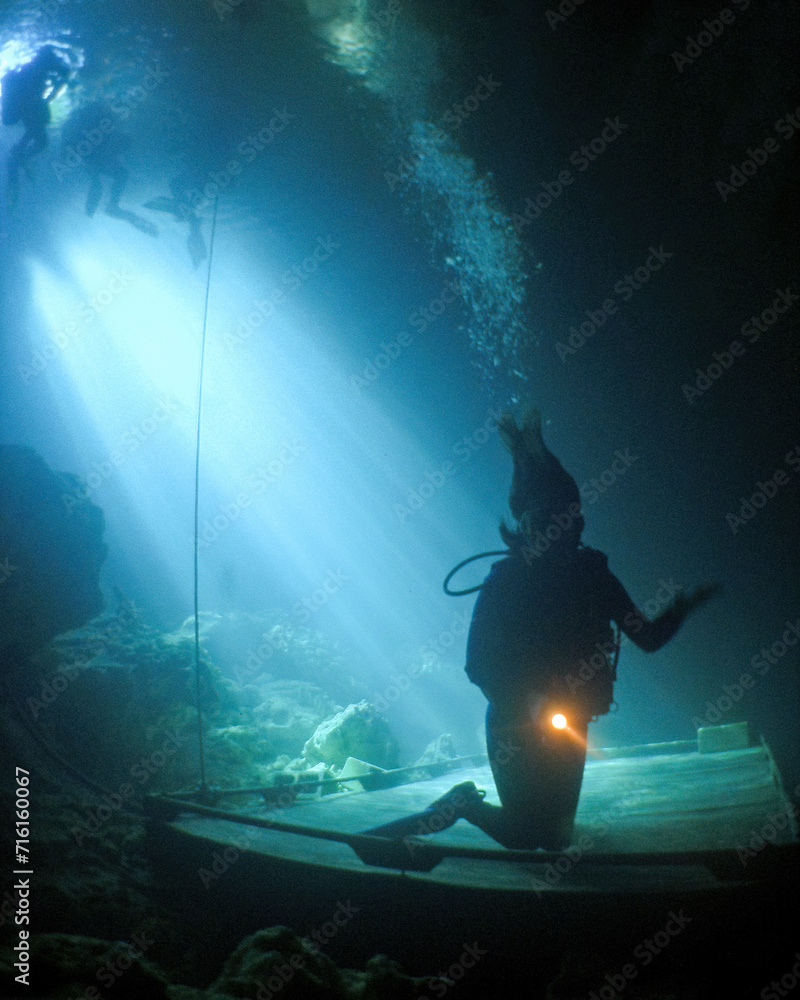 Ταπετσαρία A Female Teen Scuba Diver Swims and Trains  at the Devil's Den Cave In Florida