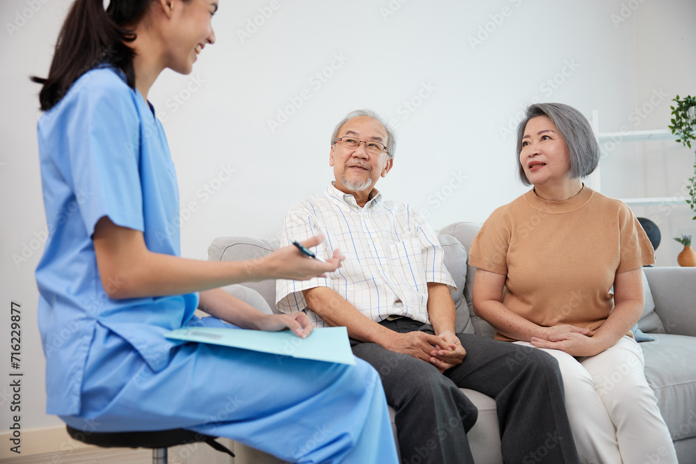 Obraz premium nurse or caregiver meeting and talking with about health with senior couple