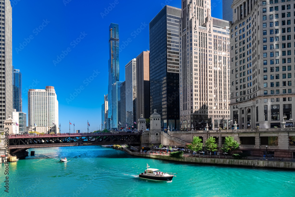 Fototapeta premium Chicago river sightseeing boat cruise, Chicago city downtown skyscrapers skyline, Illinois, USA 