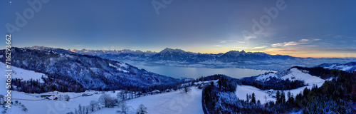 Blick über Heiligenschwendi in Richtung Thuner See, Schweiz, Januar 2024 © Zarathustra