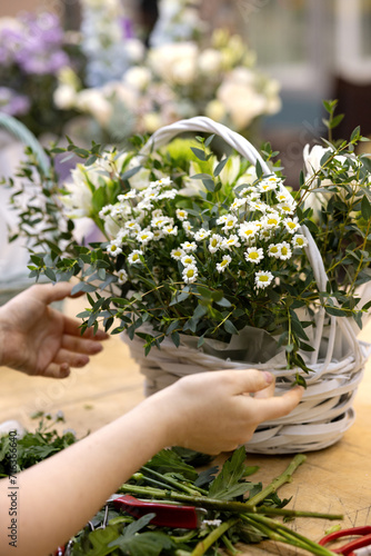 The composition of daisies and greenery is finished