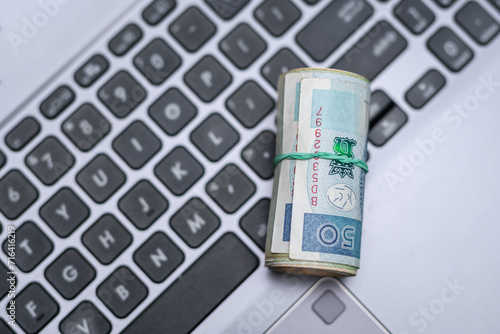 Polskie pieniądze leżą na klawiaturze laptopa, zarabiać w internecie