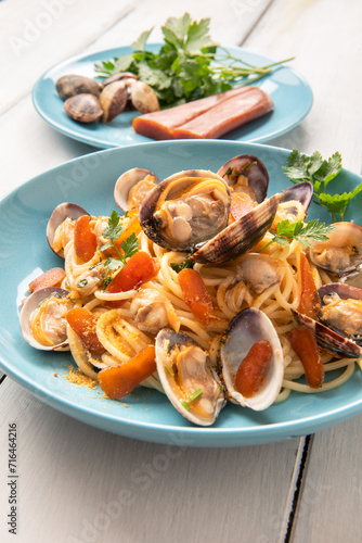 Piatto di deliziosi spaghetti con vongole e bottarga di muggine, cibo sardo, pasta italiana 