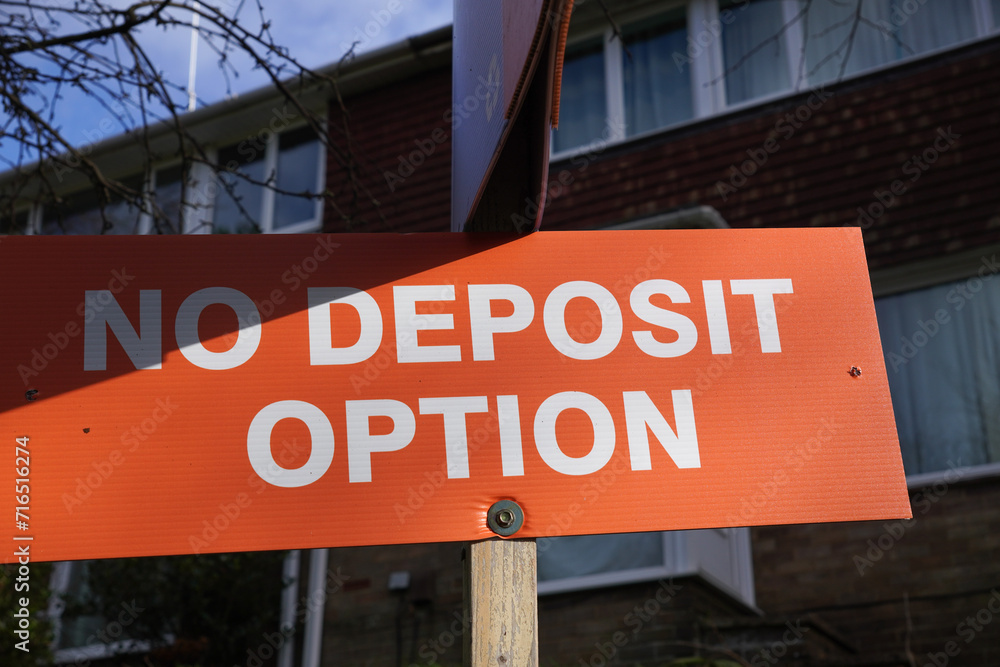 Obraz premium No Deposit Option sign outside rental property. Money and finance 
