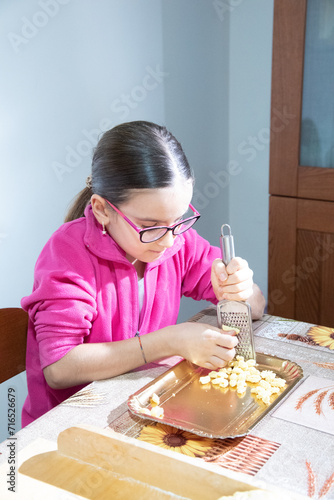 Bambina di nove anni mentre prepara un piatto tipico natalizio.