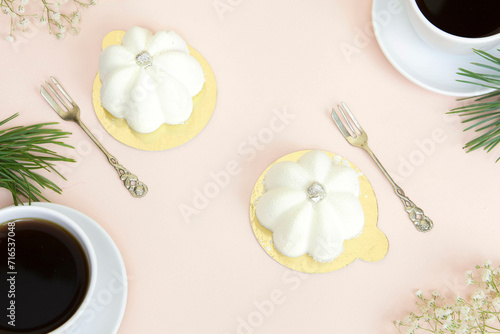 Ślubne deserowe babeczki z kawą. Na jasnym różowym tle.  photo
