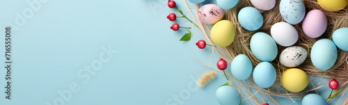 Osterbanner mit bemalten Eiern auf hellblauem Hintergrund. Draufsicht, flach gelegt mit Kopierraum