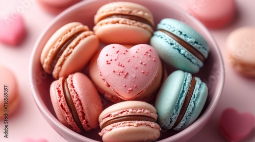 Collection de macarons en forme de cœur : couleurs pastel gourmandes