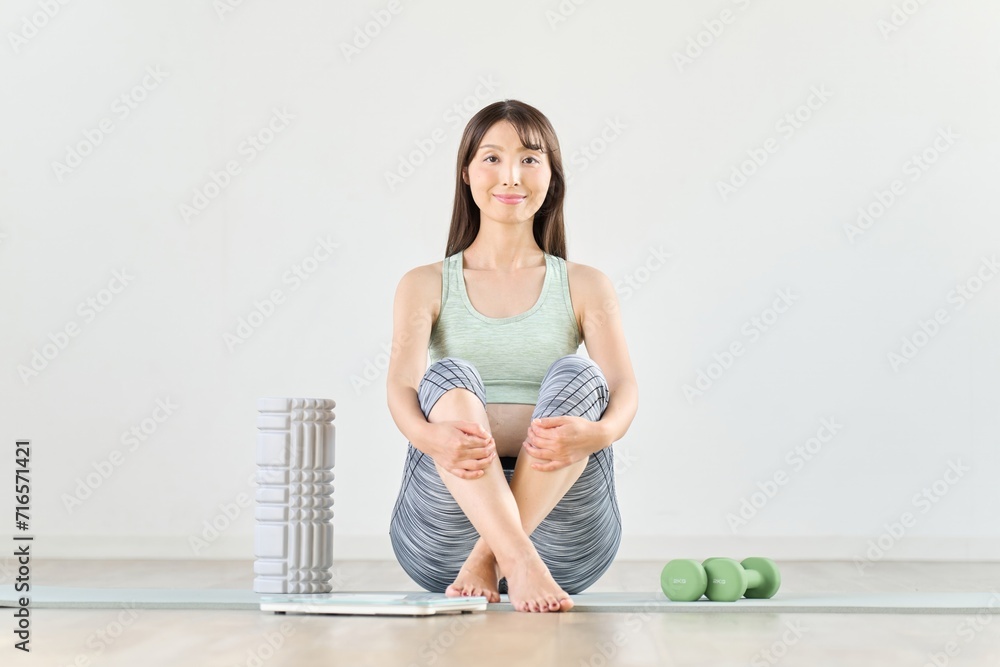 Fototapeta premium 自宅でフィットネスを始める女性のイメージ