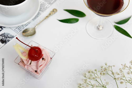 Wiśniowy deser, kawa i wiśniowy likier na stole. 