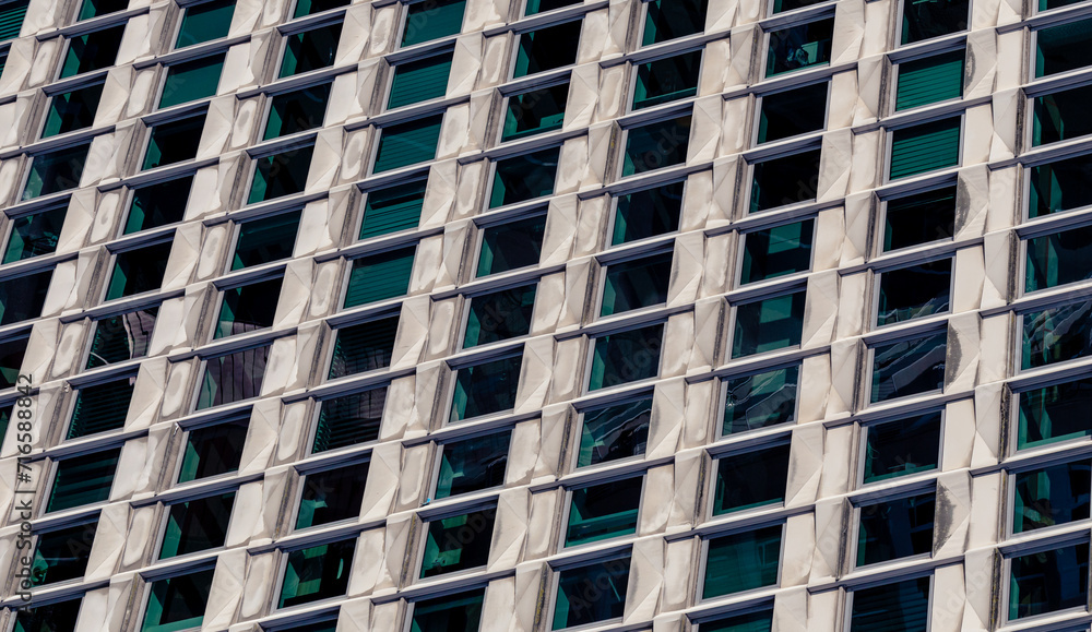 Façade d'un gratte-ciel en béton et en verre. Façade d'un gratte-ciel en béton et en verre.
