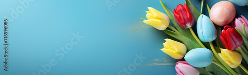  Tulpen und Ostereier auf blauem Hintergrund photo