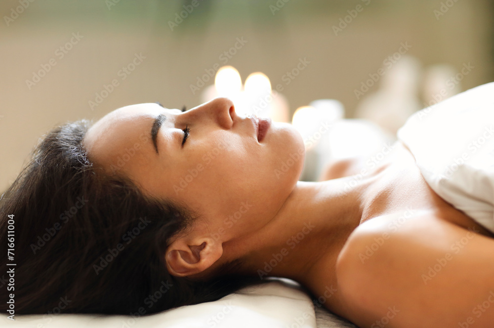 Obraz premium Asian woman resting during spa procedure