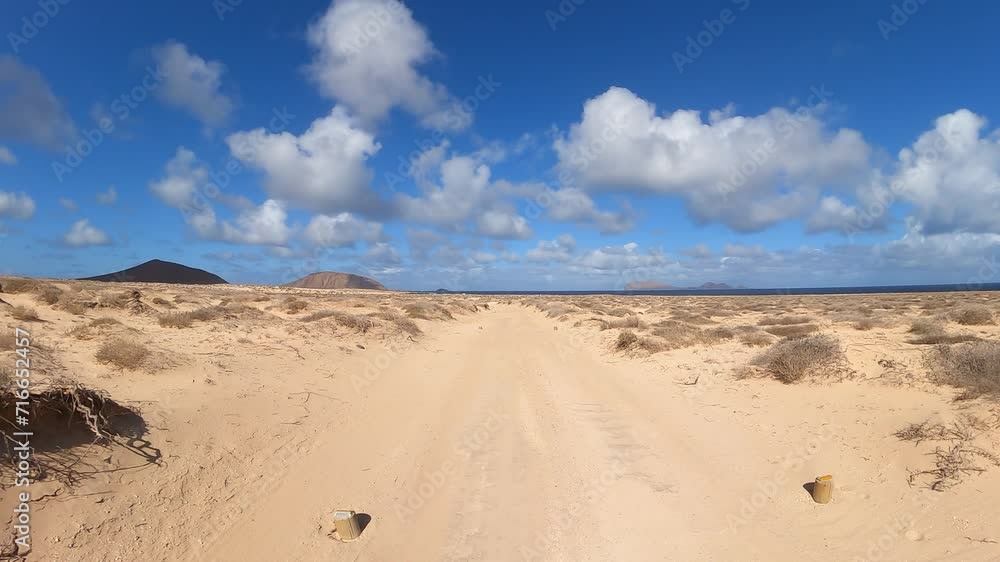 strada sabbiosa nel deserto sul mare, viaggi avventurosi strada sabbiosa nel deserto sul mare, viaggi avventurosi
