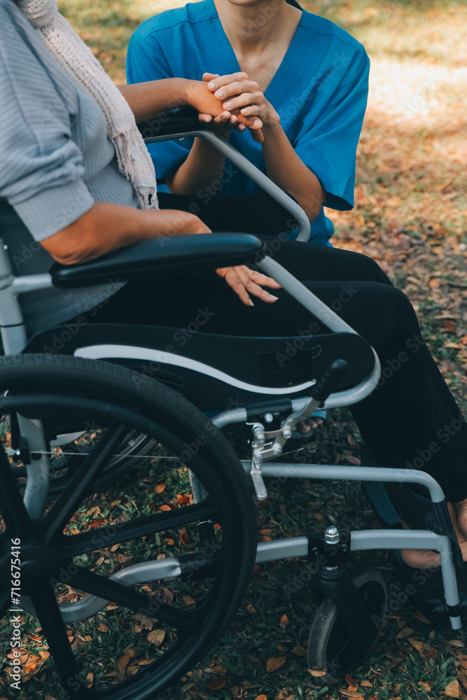 Obraz premium Young asian caretaker with 60s asia elderly woman consulting and encourage, take a history and recommend the right treatment to live happily in retirement, holding hands and encouraging