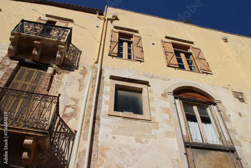 Fototapeta Naklejka Na Ścianę i Meble -  old habitation building (palace ?) in chania in crete in greece