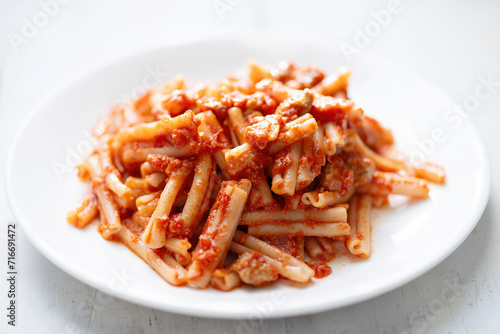 Obraz na płótnie italian sausage cavatelli pasta in tomato sauce w salonie
