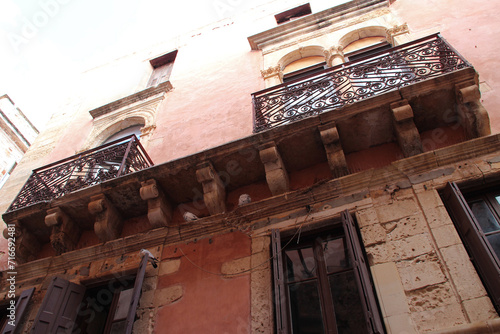 Fototapeta Naklejka Na Ścianę i Meble -  old habitation building (palace ?) in chania in crete in greece