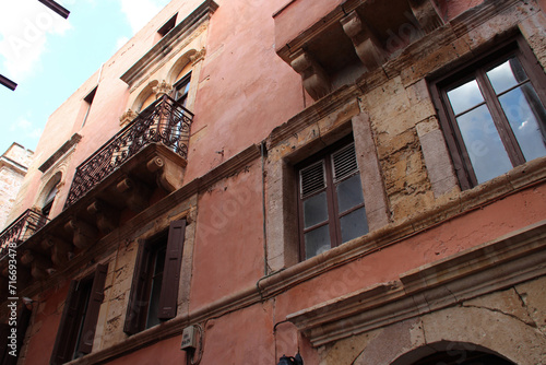 Fototapeta Naklejka Na Ścianę i Meble -  old habitation building (palace ?) in chania in crete in greece