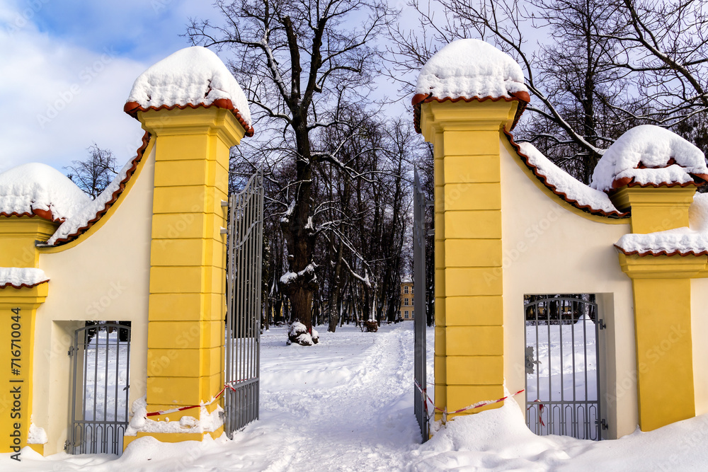 Śnieżna zima w ogrodach Pałacu Branickich, Wersal Podlasia, Polska