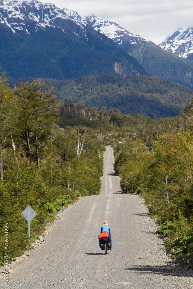 Radlerin auf der Carretera Austral in Chile, Südamerika