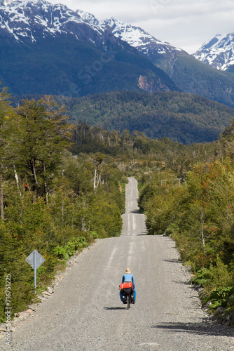 Obraz na płótnie Radlerin auf der Carretera Austral in Chile, Südamerika w salonie