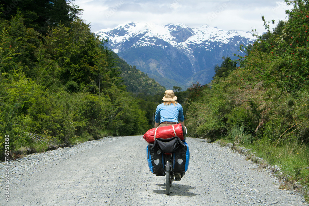 Radlerin auf der Carretera Austral in Chile, Südamerika