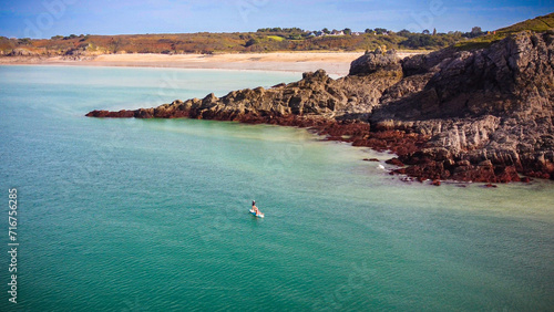Vue aérienne d'un kayak en mer, Bretagne