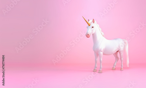 licorne blanche avec corne dor  e  debout sur fond rose